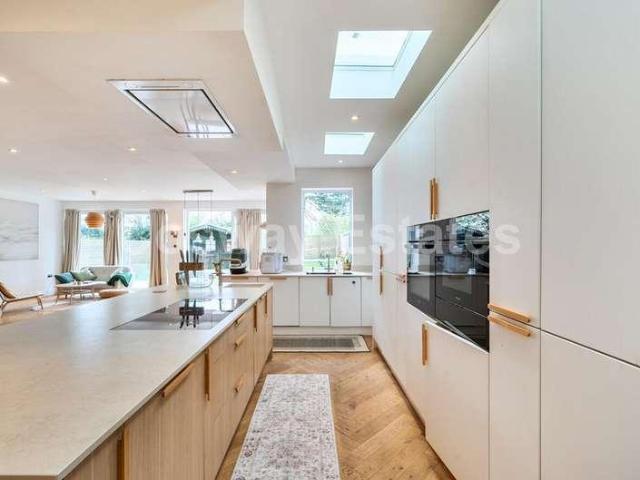 4 bed house for sale