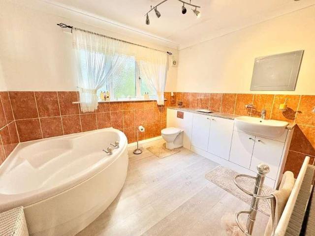 4 bed house for sale