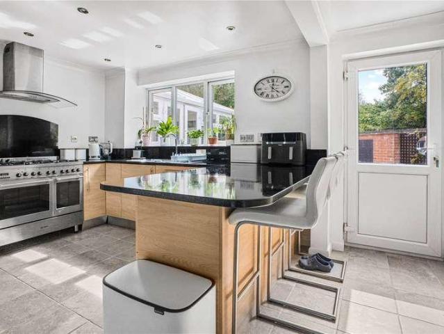 4 bed house for sale