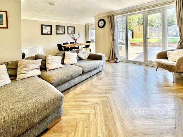 4 bed house for sale