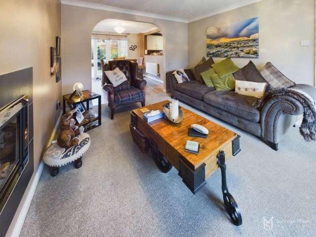 4 bed house for sale