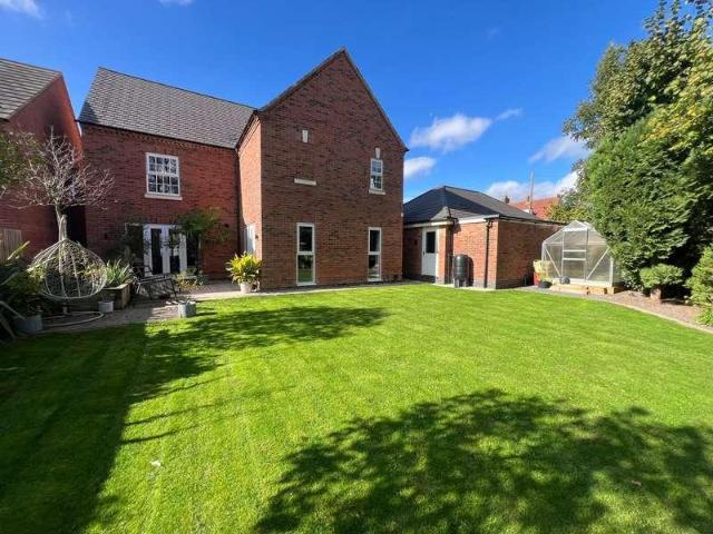 4 bed house for sale