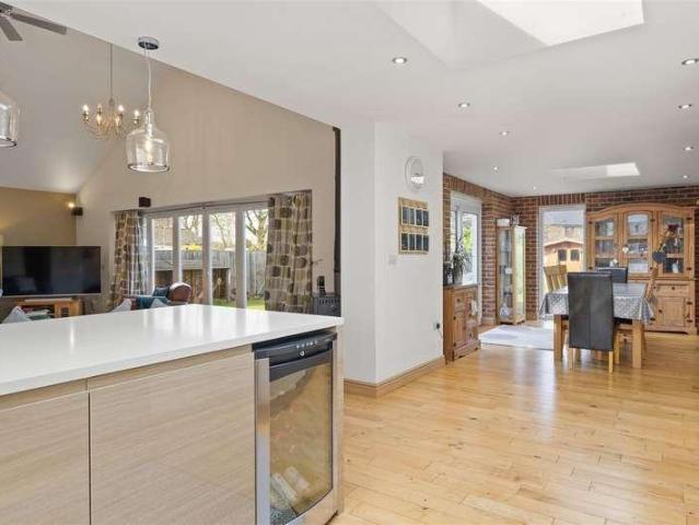4 bed house for sale