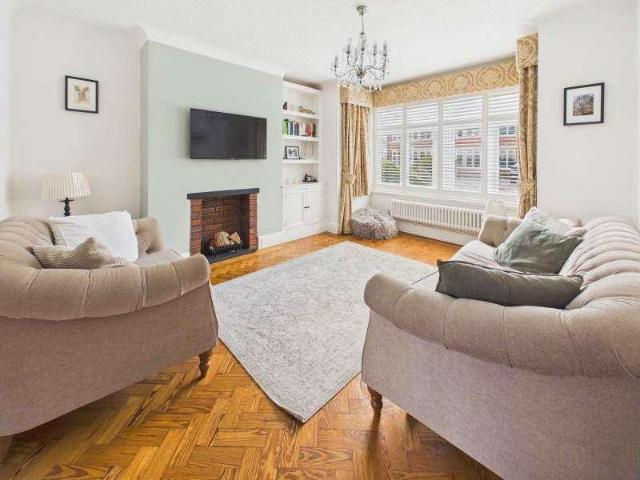 4 bed house for sale