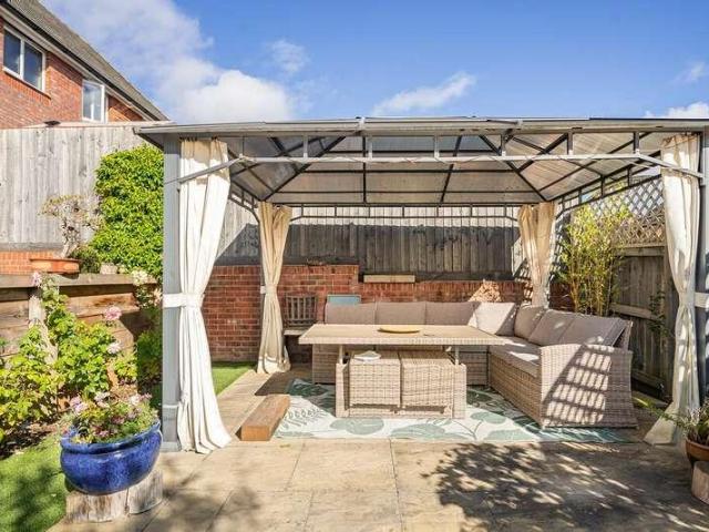 4 bed house for sale