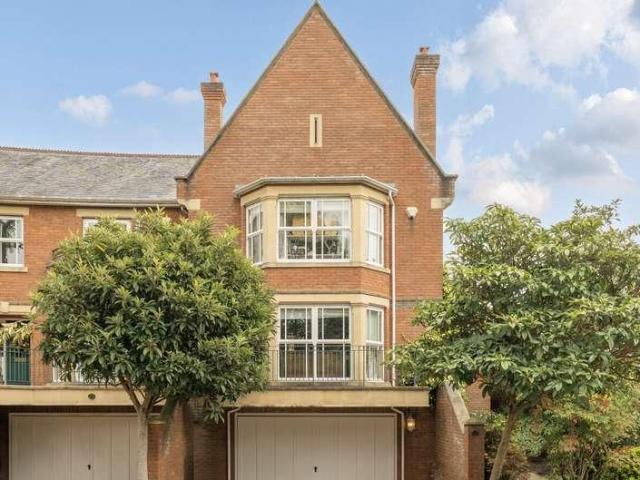 4 bed house for sale