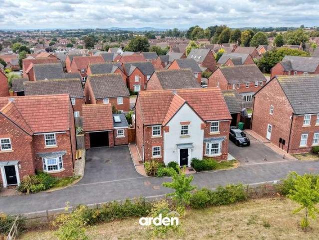 4 bed house for sale