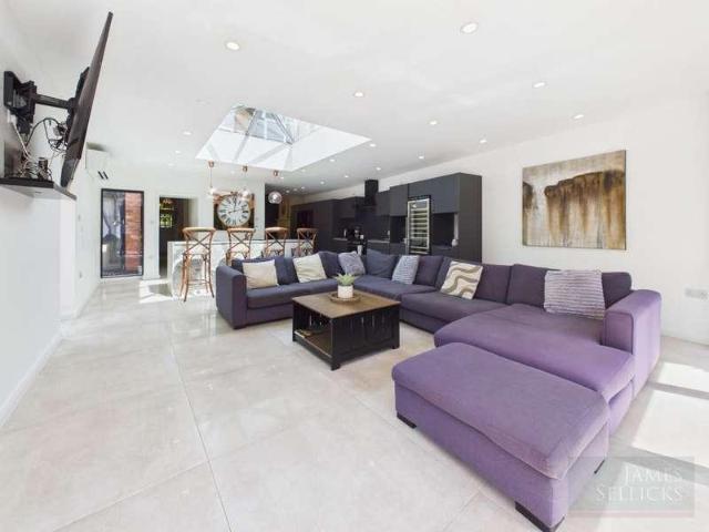 4 bed house for sale