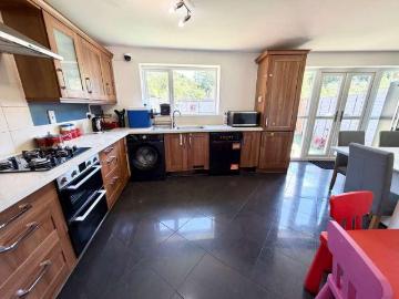 4 bed house for sale