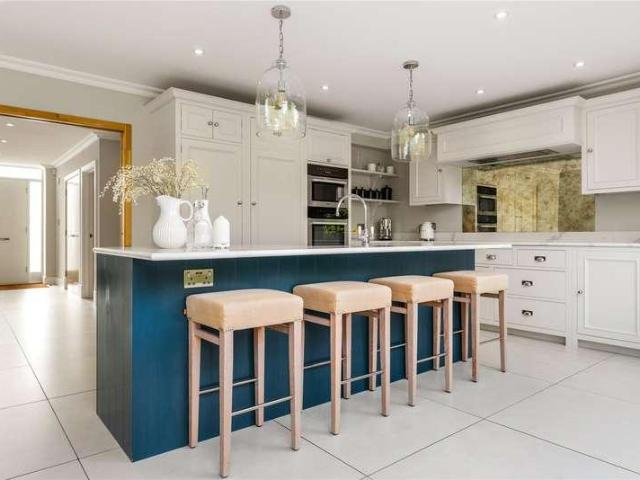 4 bed house for sale