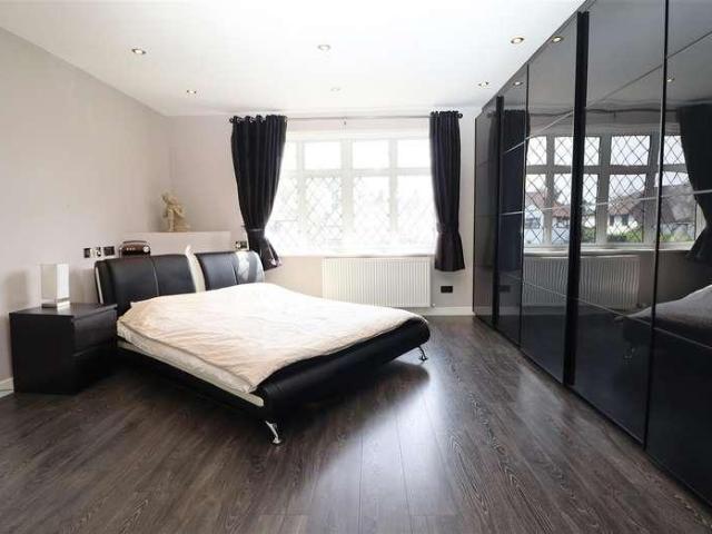 4 bed house for sale