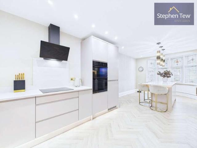 4 bed house for sale