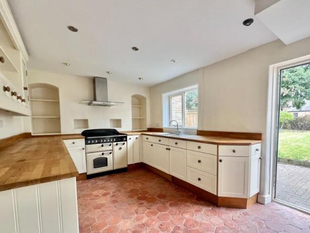 4 bed house for sale