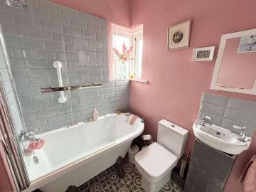 4 bed house for sale