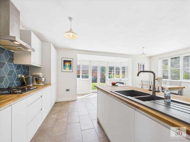 4 bed house for sale