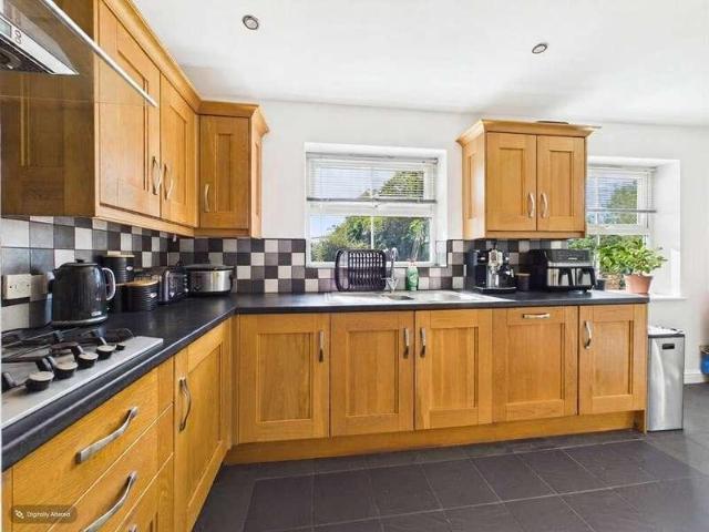 4 bed house for sale