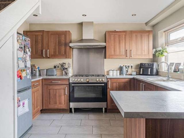 4 bed house for sale