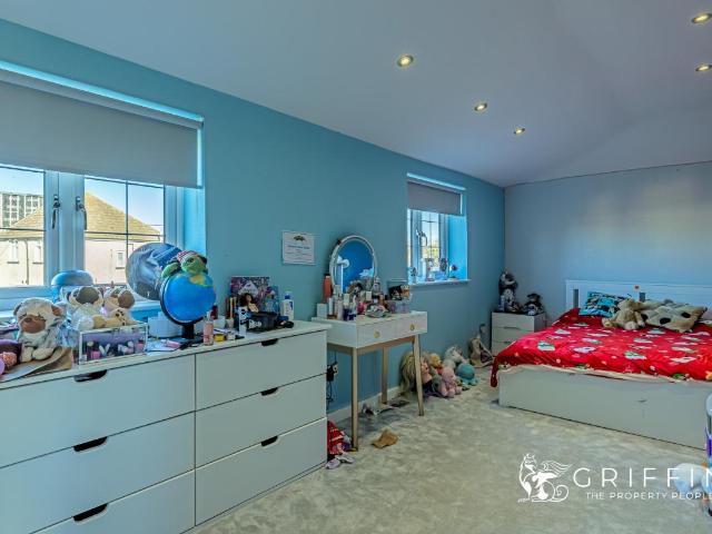 4 bed house for sale