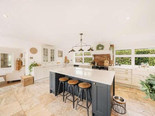 4 bed house for sale