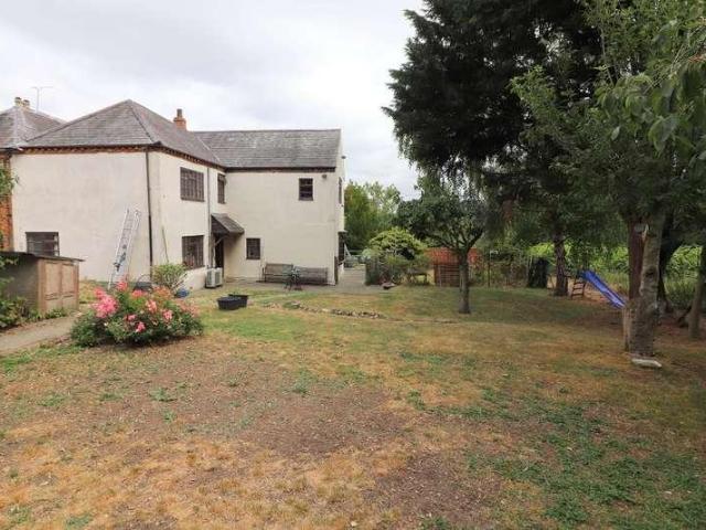 4 bed house for sale