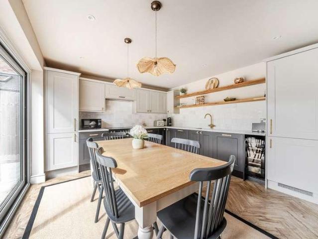 4 bed house for sale