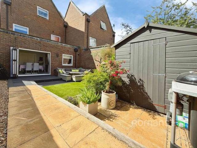 4 bed house for sale