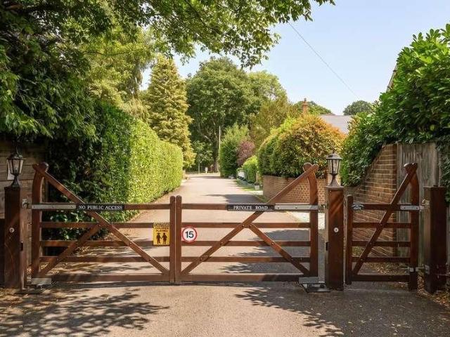 4 bed house for sale