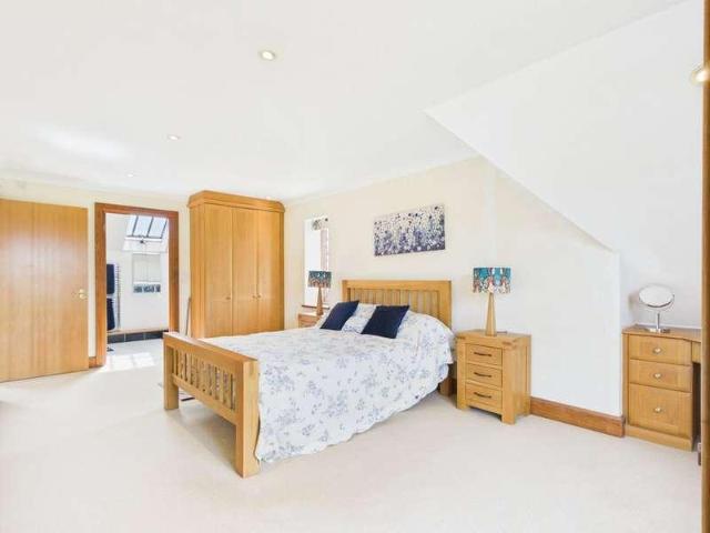 4 bed house for sale