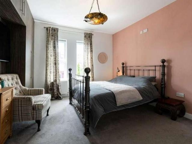4 bed house for sale