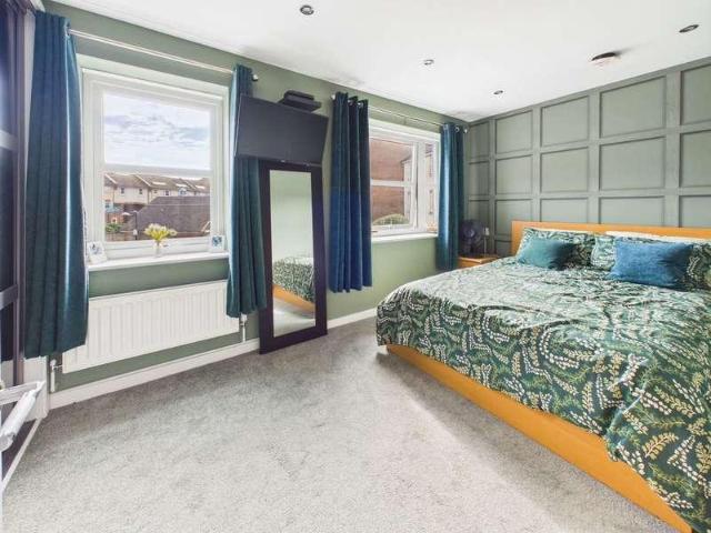 4 bed house for sale