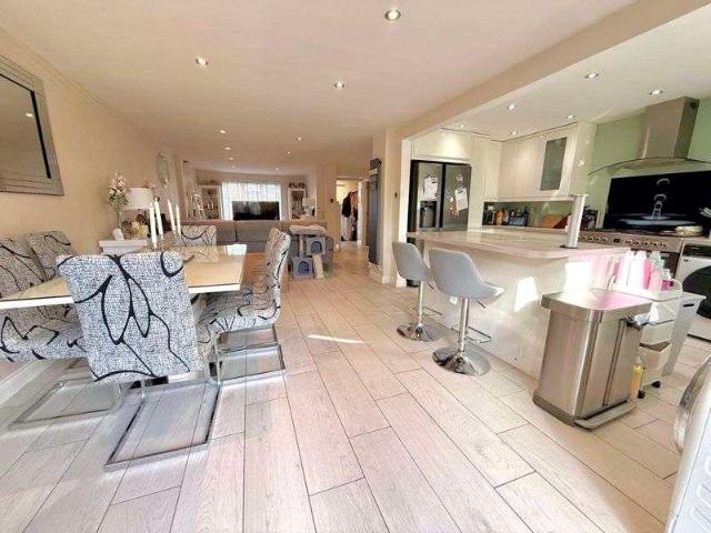 4 bed house for sale