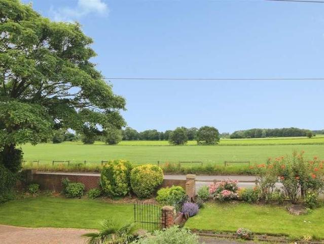 4 bed house for sale