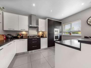 4 bed house for sale