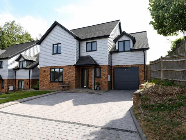 4 bed house for sale