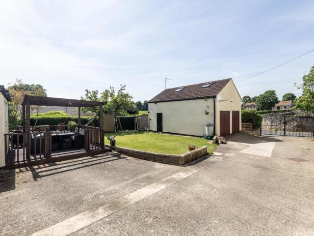 6 bed house for sale