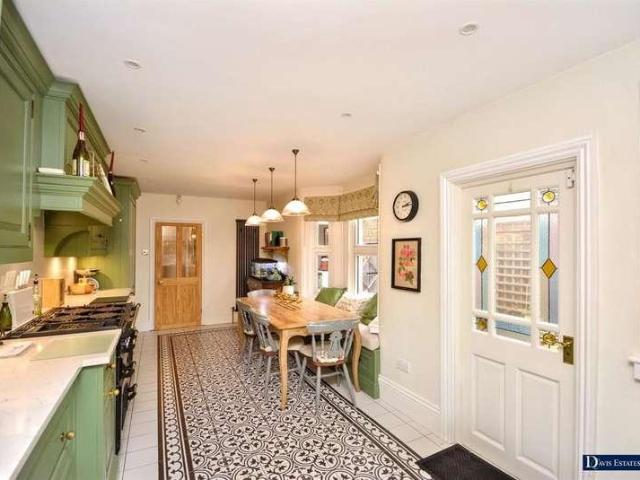 4 bed house for sale
