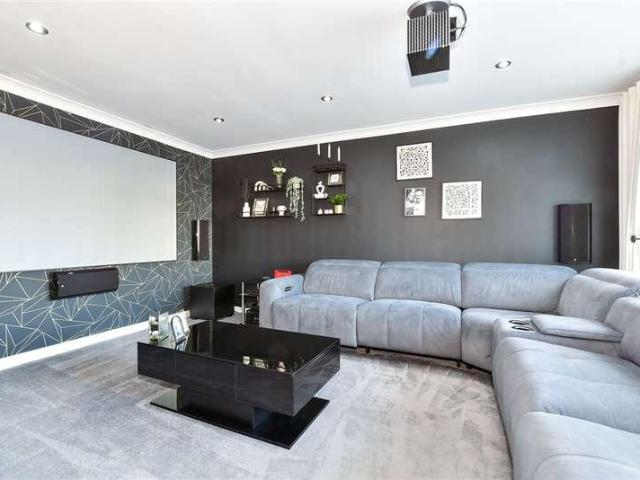 4 bed house for sale