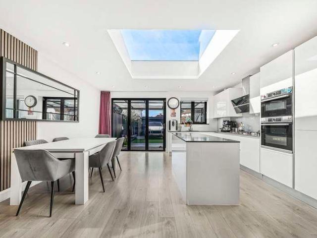 4 bed house for sale