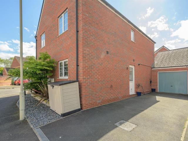 4 bed house for sale