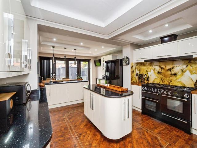 4 bed house for sale