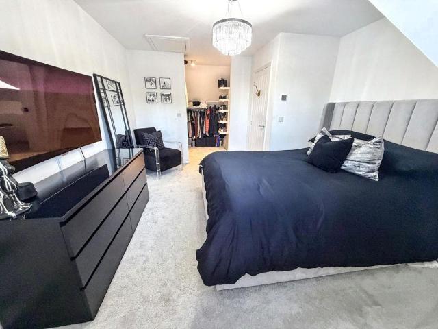 4 bed house for sale