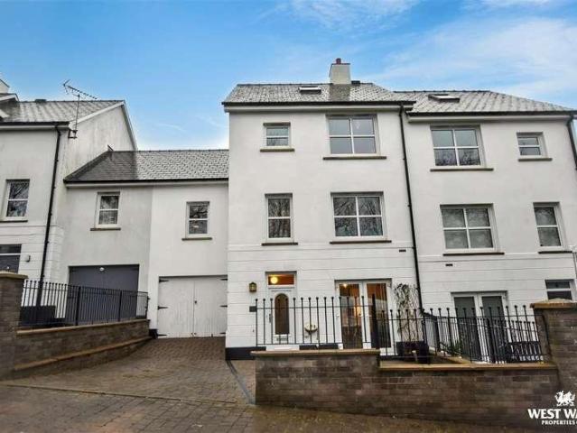 4 bed house for sale