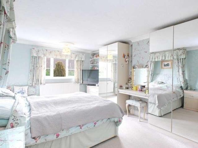 4 bed house for sale