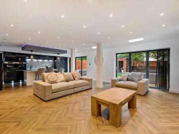 4 bed house for sale
