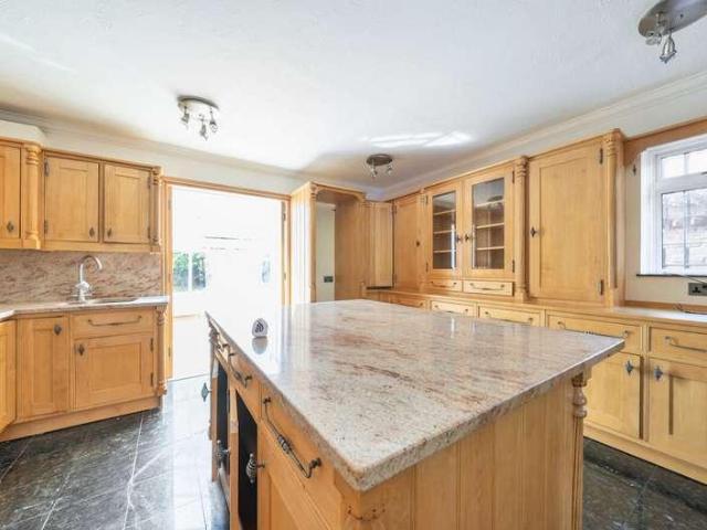 4 bed house for sale