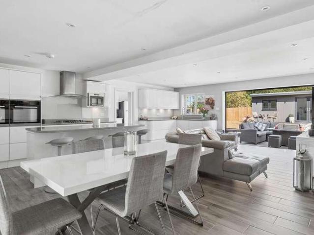 4 bed house for sale
