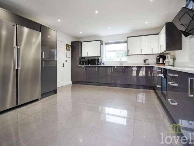 4 bed house for sale