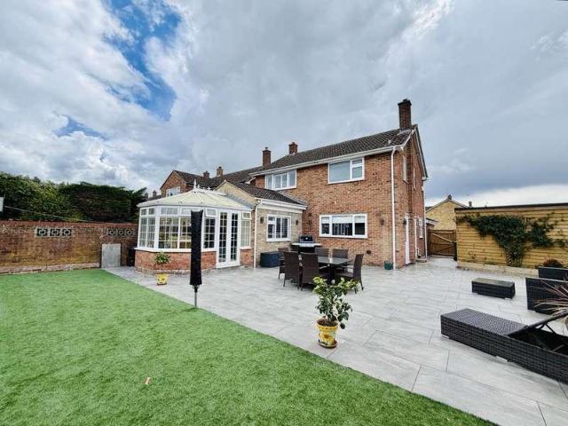 4 bed house for sale