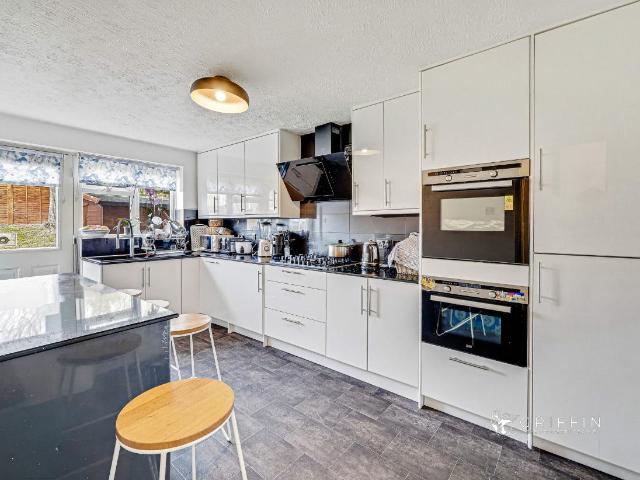 4 bed house for sale