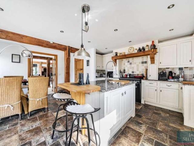 4 bed house for sale